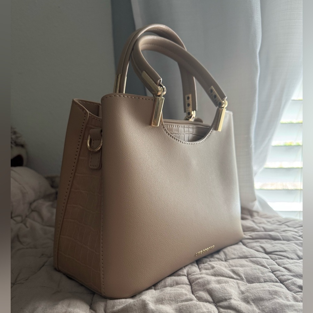 Elegant Tan Handbag